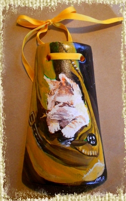 Tegolina Piccola decorata interamente a mano con Gattino all'interno di una tasca di un giacchetto